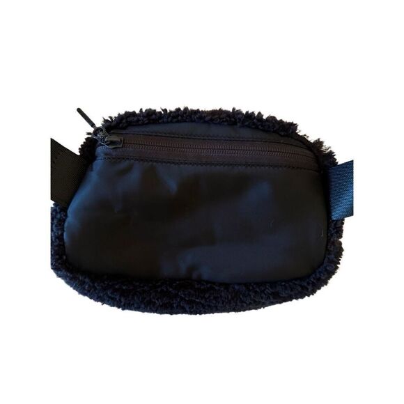 Lululemon Womens Black Zip Closure Peloton Sherpa Adjustable Strap Crossbody Bag - Picture 9 of 15
